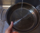 蒸し器に水を張る