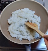 ご飯を炒める