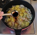 しょうゆを加える