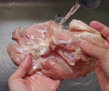 鶏もも肉を水洗いする