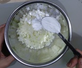 片栗粉をまぶす
