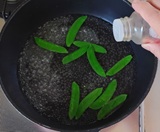 絹さやを下ゆで。
