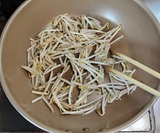 もやしを炒める