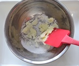 グラニュー糖を混ぜる