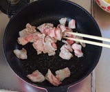 豚バラを炒める