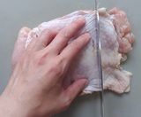 皮目を上にして5cm幅に切る