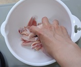 塩をもみ込む