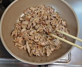 肉を煎り焼く