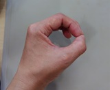 手を輪っかにする