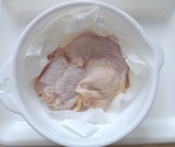 鶏肉の水気を拭き取る