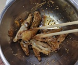 タレをからめる