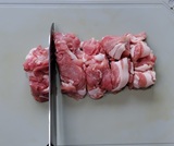肉を切る