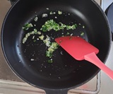 にんにく·しょうが·ねぎを炒める