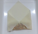 左右の角を内側に折る