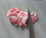 豚小間切れを細切り