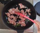 豚肉を炒め合わせる