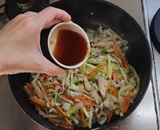 炒め用調味料を加える