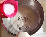 卵白にグラニュー糖