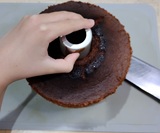 エントツを持って底に包丁を入れる