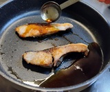 タレをかけながら焼く