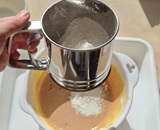 粉類を振るい入れる