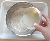 粉類に液体を加える