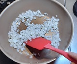 玉ねぎを炒める