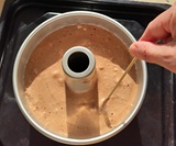 竹串でかき混ぜる