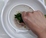 しょうゆと水気をしぼる