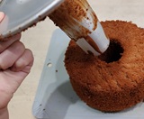 型からケーキをはずす