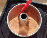 エントツに生地をなでつける