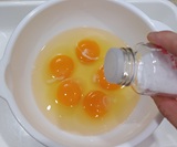 卵を割り入れ塩をする