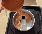 高いところから型に流し込む