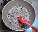 ひき肉に火を通す