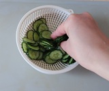 きゅうりの水気をしぼる