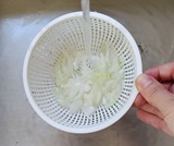 玉ねぎを水洗い