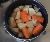 ヒタヒタの水を入れ火にかける