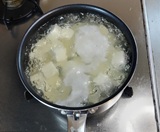豆腐を入れ再沸騰後1分ゆで