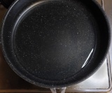 油を多目に入れる