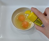 卵を割り入れ、塩こしょうする