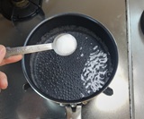 熱湯に塩を入れる