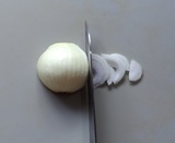 玉ねぎを薄切りにする
