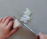 玉ねぎを薄切りにする
