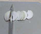 玉ねぎを薄切りにする