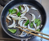 玉ねぎとピーマンを炒める