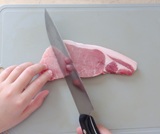 豚肉を叩いて伸ばす