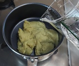 鍋にポタージュベースと水を熱する