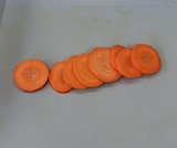 人参を1cm厚さに切る