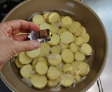 ブイヨンを入れる