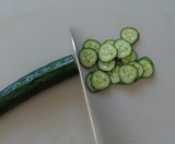 きゅうりを輪切りにする